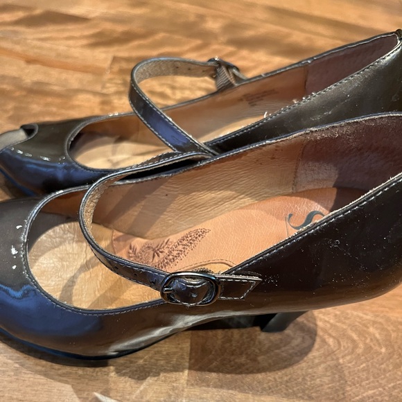 Sofft Bronze Toe Peep Patent Leather Heels - Picture 6 of 9